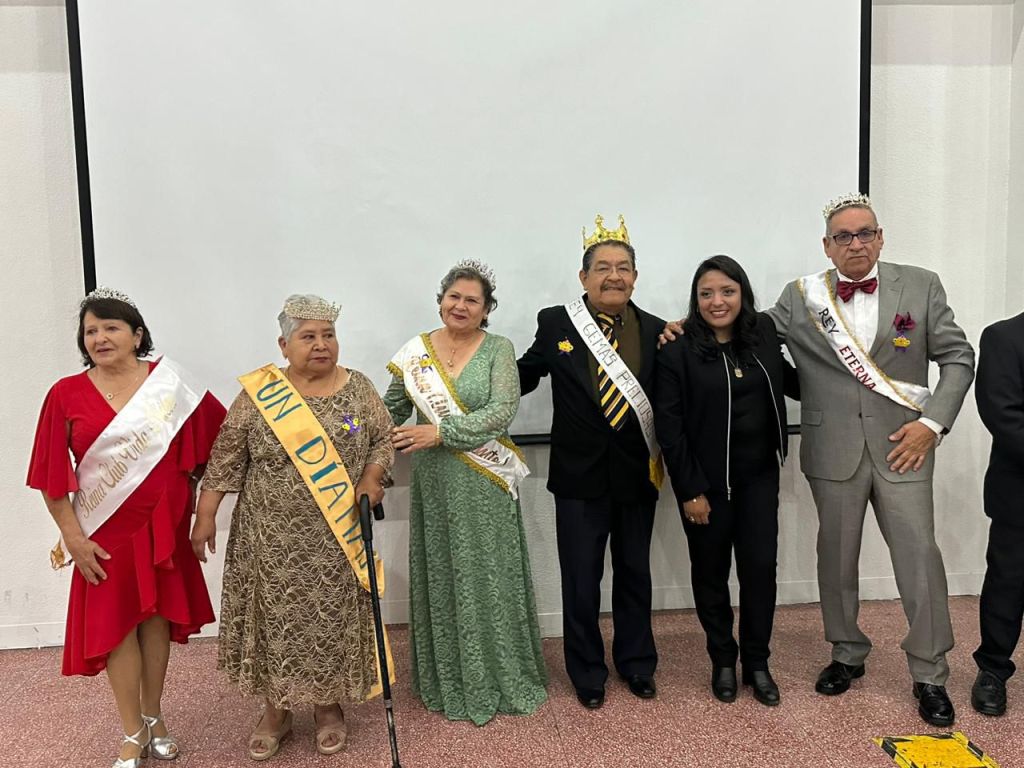Emotiva participación de personas adultas mayores de los Clubes del DIF Capitalino para elegir a su Rey y&nbsp;Reina