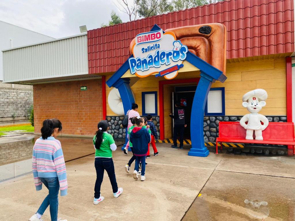 Pequeños villareyenses visitan la Empresa Bimbo