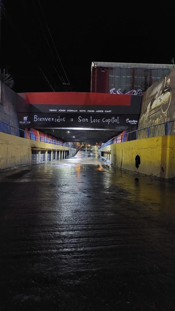 Con hidrolavado, Ayuntamiento de SLP termina limpieza del paso a desnivel del puente&nbsp;Othón