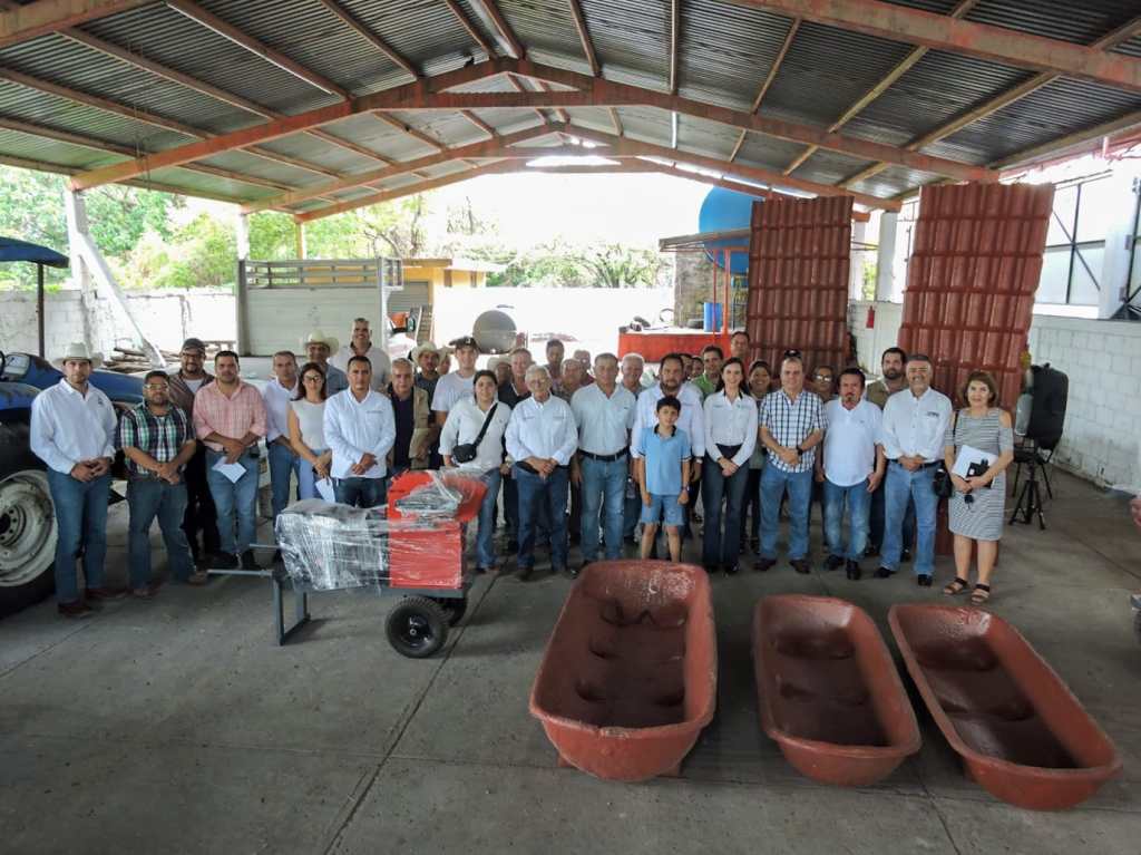 GOBIERNO ESTATAL ENTREGA EQUIPO Y FERTILIZANTE A&nbsp;PRODUCTORES