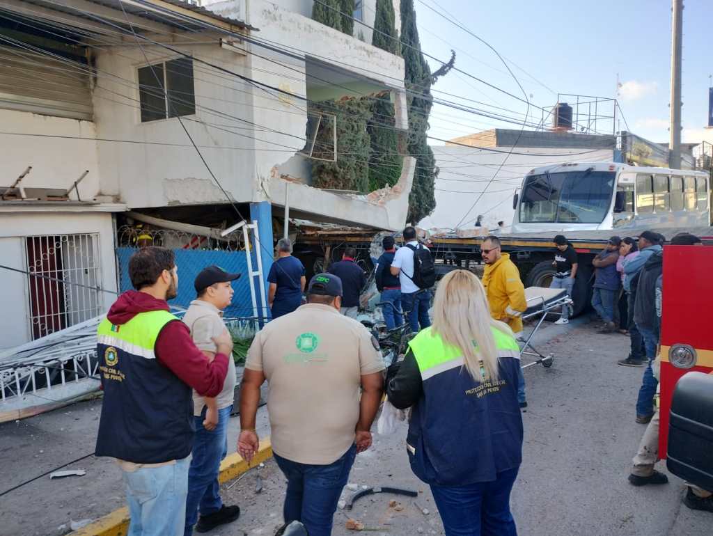 CUERPOS DE EMERGENCIA ATIENDEN ACCIDENTE EN LA CARRETERA&nbsp;57