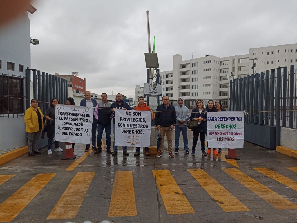 TRABAJADORES SE MANIFIESTAN EN  EL PODER&nbsp;JUDICIAL