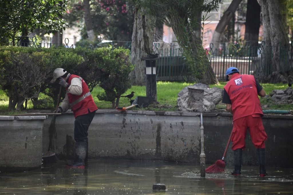 Ayuntamiento Capitalino limpia el emblemático Lago de los Patos de la Alameda Juan&nbsp;Sarabia