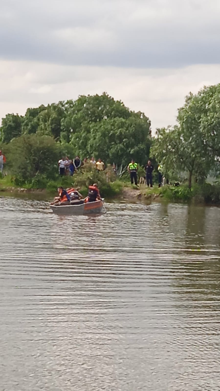 Brigadistas de Protección Civil Municipal rescatan cuerpo de joven que falleció por ahogamiento en estanque en Mesa de&nbsp;Conejos