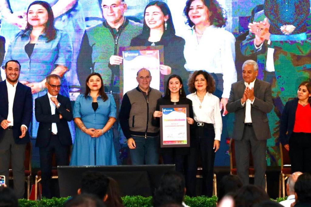 Ratifica Enrique Galindo impulso a la juventud con entrega de premios municipales y estímulos educativos