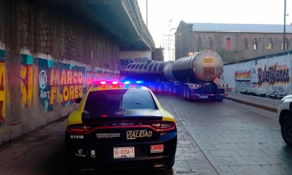 Policía Vial asegura pipa cargada con combustible abandonada bajo el puente de avenida&nbsp;Universidad