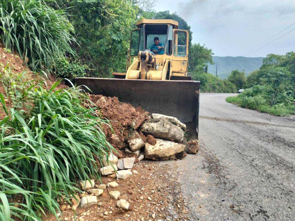 GOBIERNO ESTATAL CONSERVARÁ MÁS CAMINOS EN&nbsp;TAMAZUNCHALE