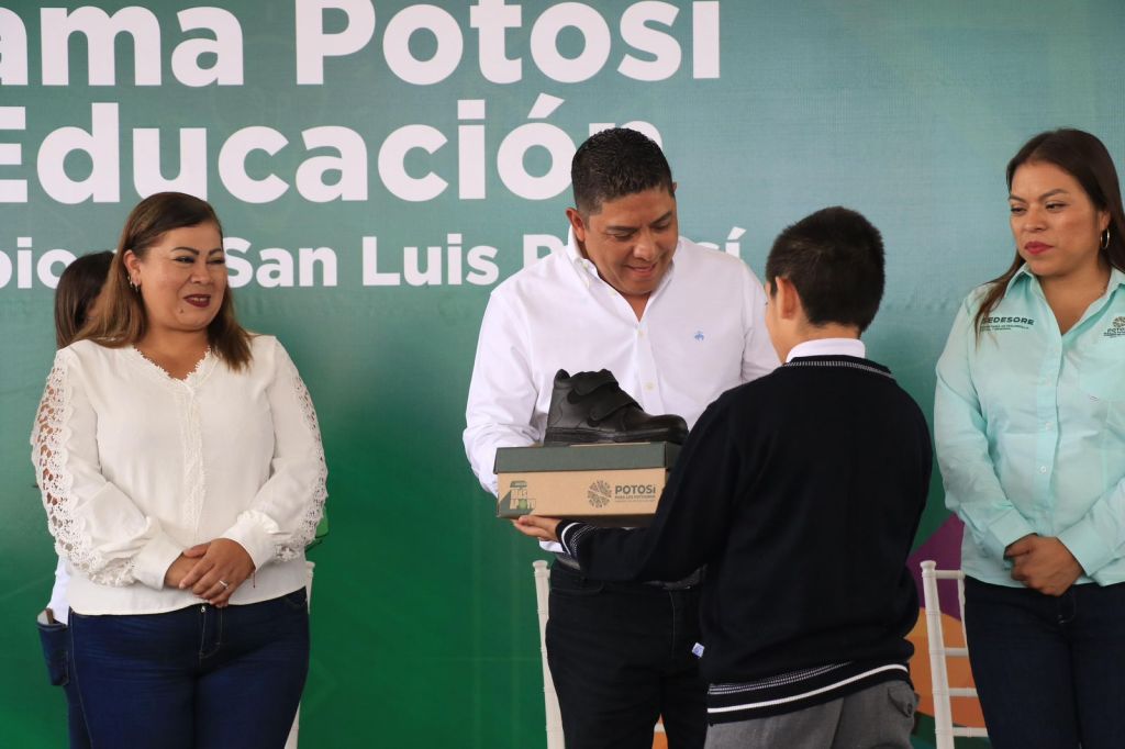 EN LAS FLORES, RICARDO GALLARDO ENTREGA APOYOS ESCOLARES 