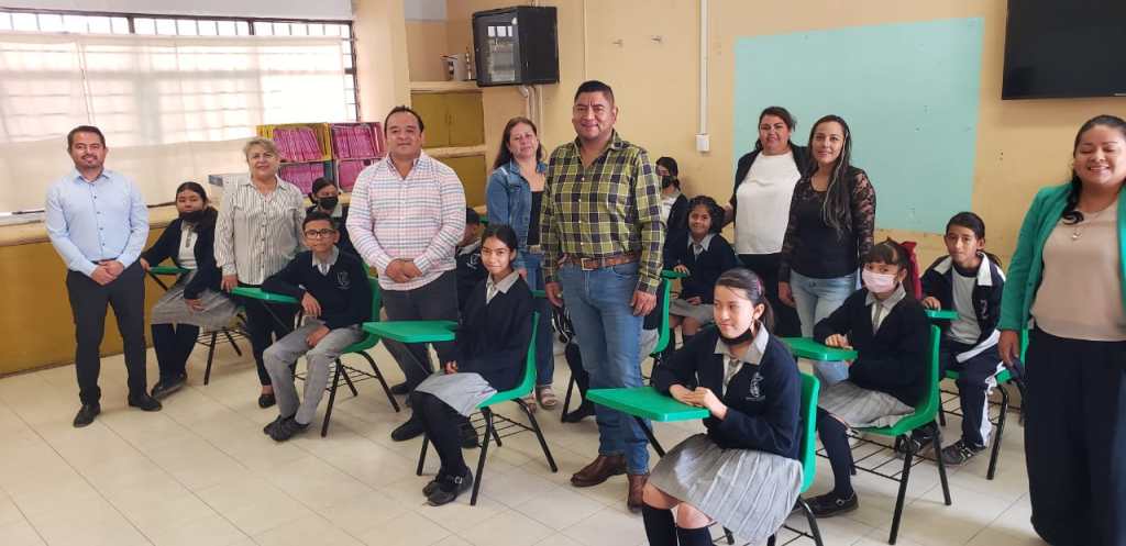 Entrega Ayuntamiento de Villa de Reyes mobiliario escolar en Laguna de San&nbsp;Vicente