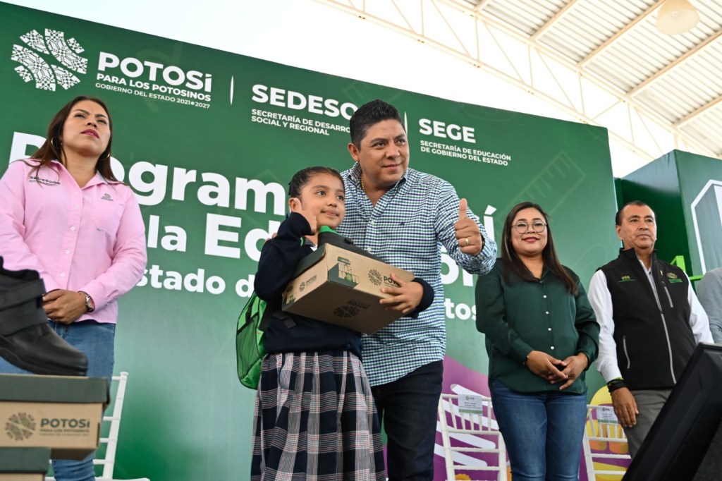 RICARDO GALLARDO LLEVA APOYOS EDUCATIVOS A SANTA MARÍA DEL RÍO