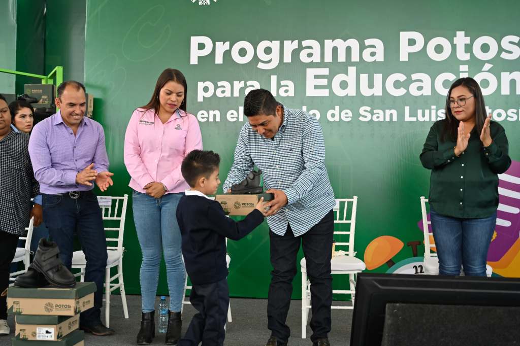 EN LA REGIÓN CENTRO, FAMILIAS AGRADECEN POR ÚTILES ESCOLARES