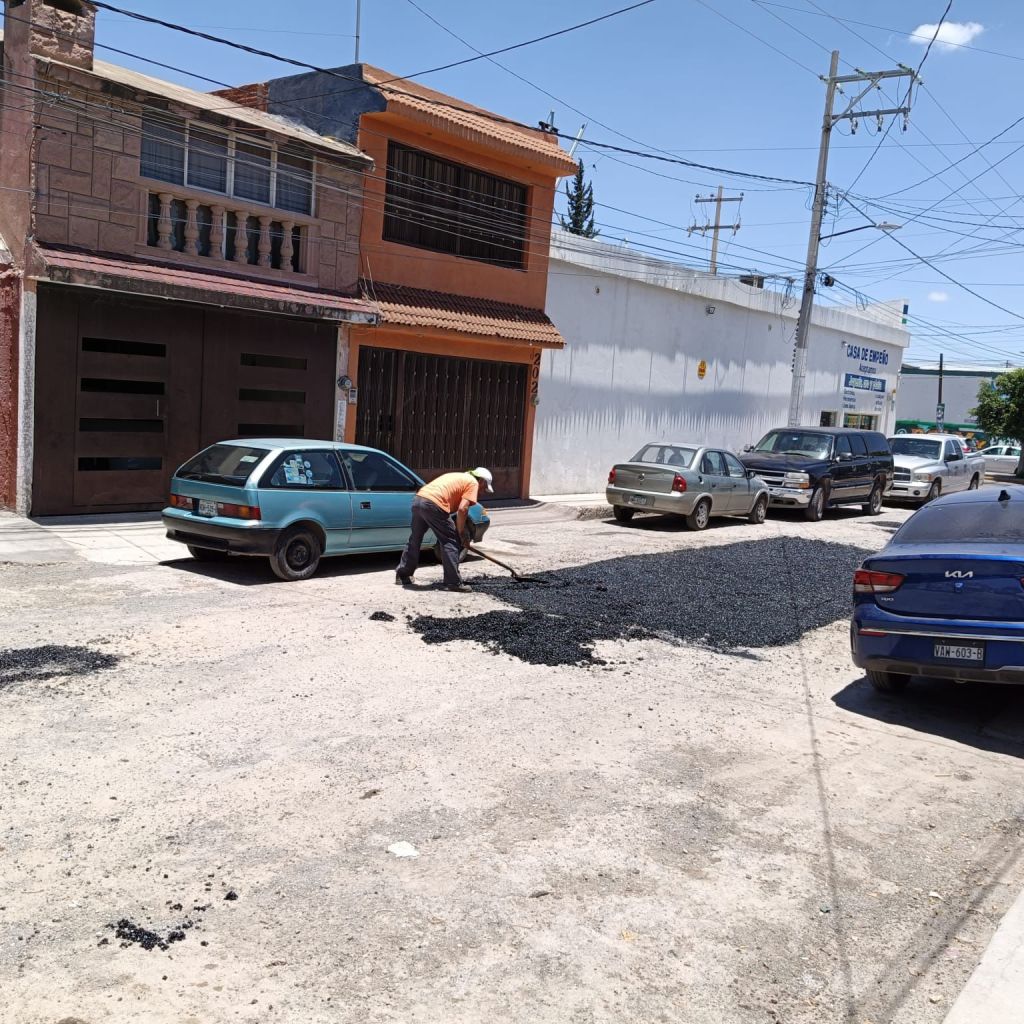 Con bacheo emergente, Gobierno Municipal atiende colonias del centro y poniente de la&nbsp;ciudad