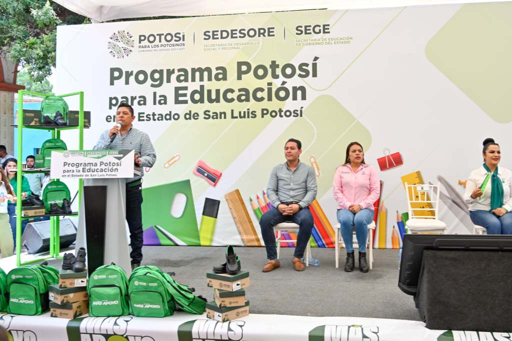 EQUIPA RICARDO GALLARDO A ESTUDIANTES DE ZARAGOZA CON MOCHILAS ÚTILES Y&nbsp;ZAPATOS