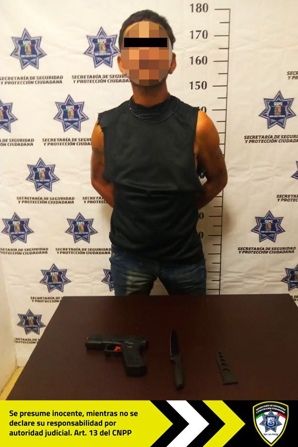 Agentes adscritos a la seguridad de zona centro, detienen a un hombre que fue señalado de amenazar con un objeto similar a un arma de fuego a transeúntes, también le fue confiscado un&nbsp;cuchillo