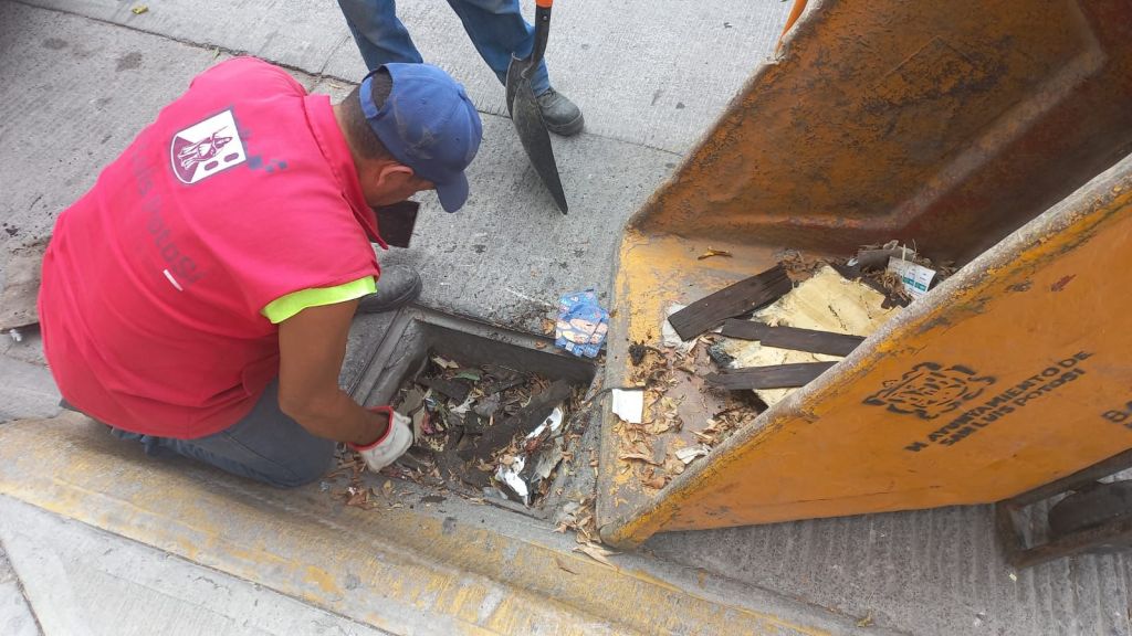  Ayuntamiento Capitalino retira excedentes de basura abandonada en la vía&nbsp;pública