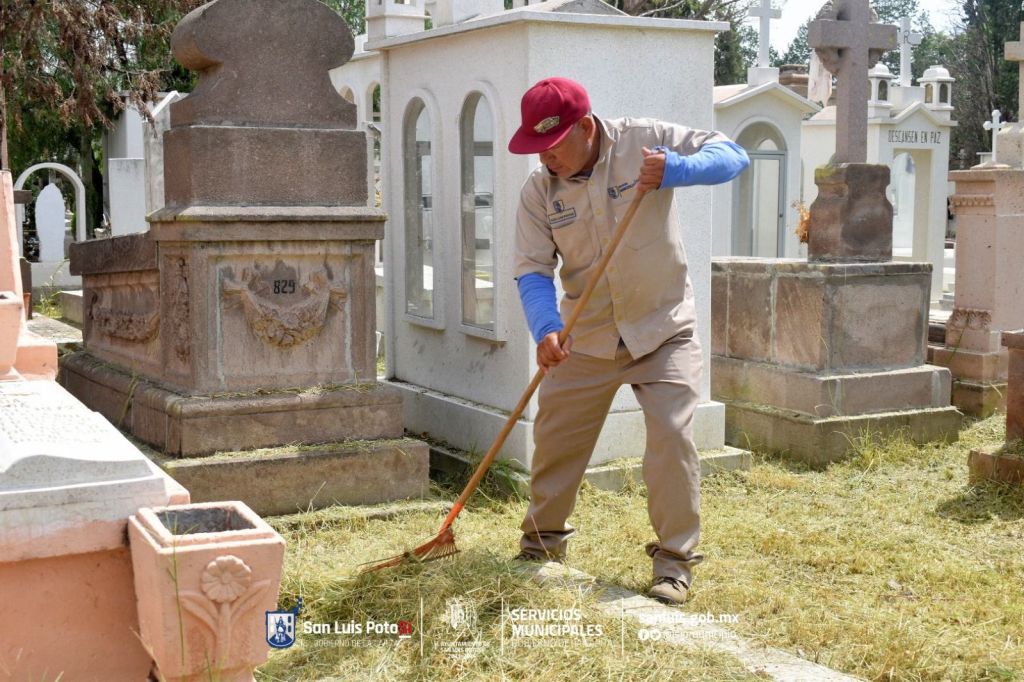 Ayuntamiento de SLP realiza labores de mantenimiento a panteón El&nbsp;Saucito