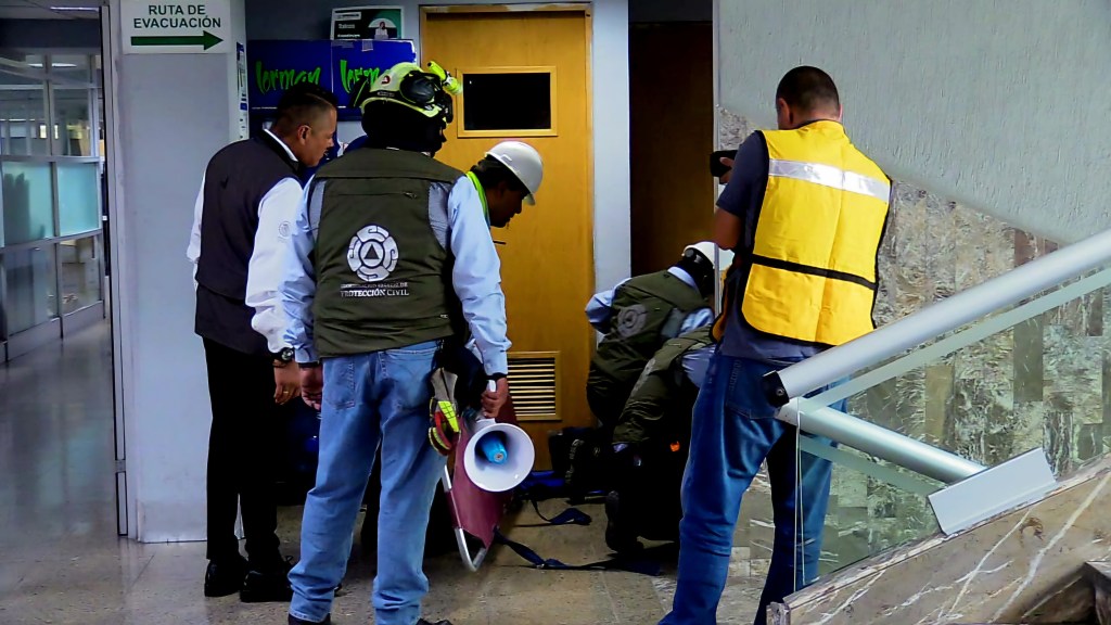 PROTECCION CIVIL ESTATAL REALIZA SIMULACRO DEL 19 DE SEPTIEMBRE EN EDIFICIO DE LA&nbsp;FGESLP.