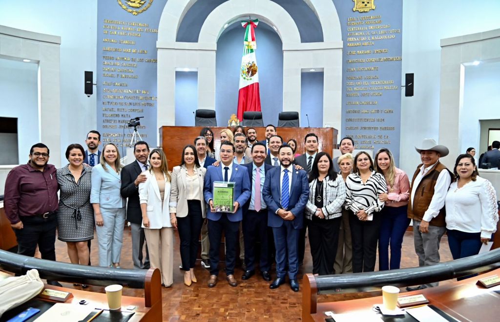 GOBIERNO ESTATAL ENTREGA DOCUMENTO DEL TERCER INFORME DE RESULTADOS AL&nbsp;CONGRESO