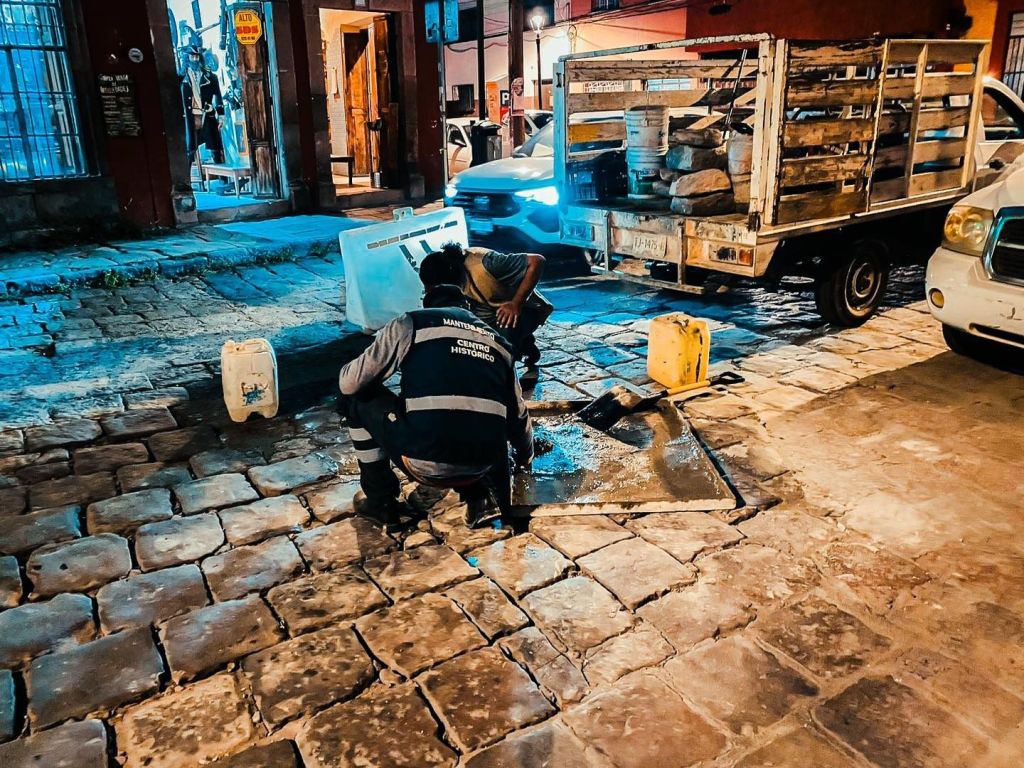  Ayuntamiento de San Luis Potosí refuerza los trabajos de bacheo nocturno en calles del Centro&nbsp;Histórico