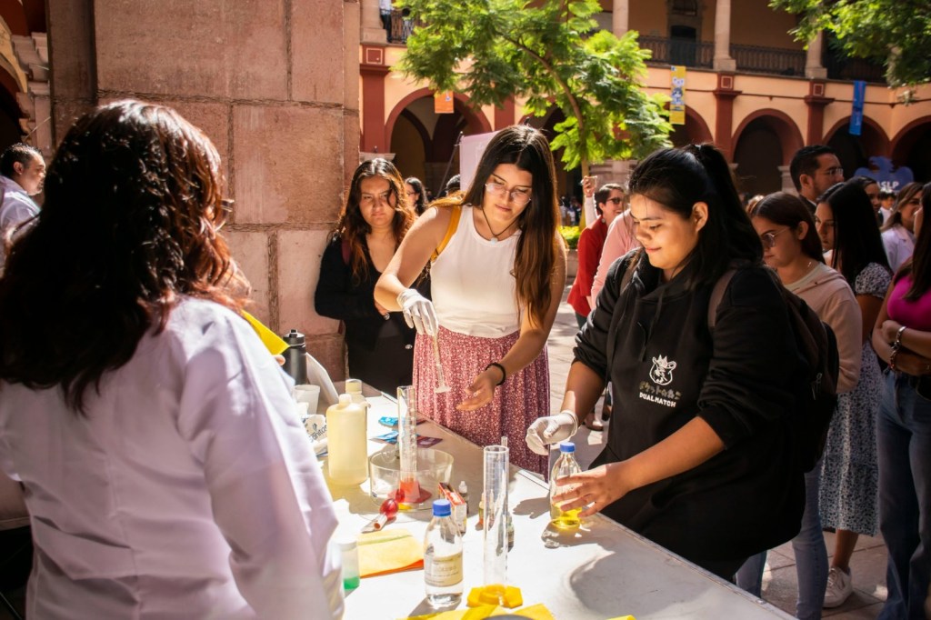 La FCQ lleva a cabo el Festival de Química UASLP 2024 con experimentos y una Tabla Periódica Monumental