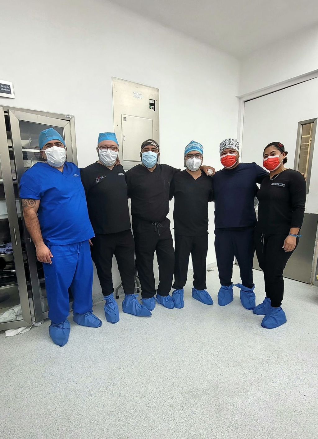 Equipo médico egresado de la UASLP realiza la primera cirugía de prótesis de columna lumbar en SLP