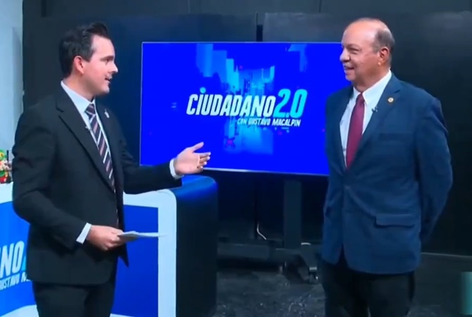 Sheinbaum respalda a Gustavo Macalpin después de que lo despidieran en directo y solicita que sea&nbsp;reinstalado.