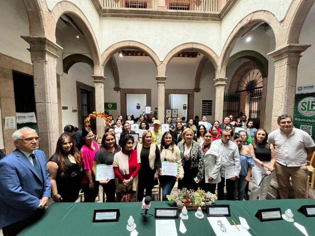 GOBIERNO ESTATAL ENTREGA ACREDITACIONES A GUÍAS Y OPERADORES&nbsp;TURÍSTICOS
