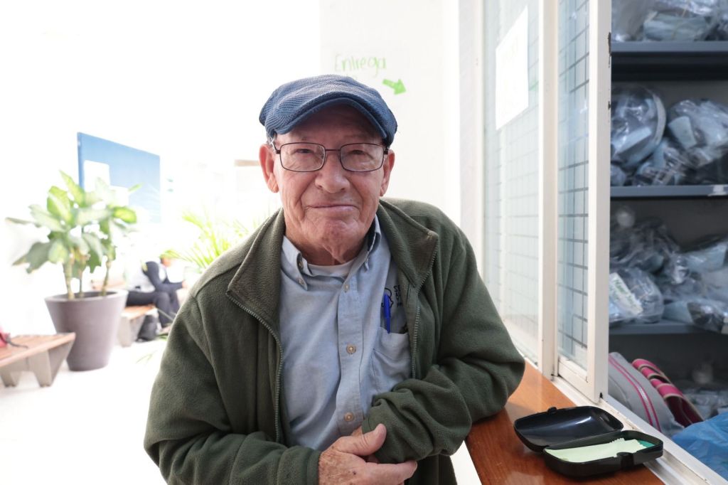 Don Juan recibió y agradeció sus nuevos lentes de la Ruta de la Salud del DIF&nbsp;Municipal