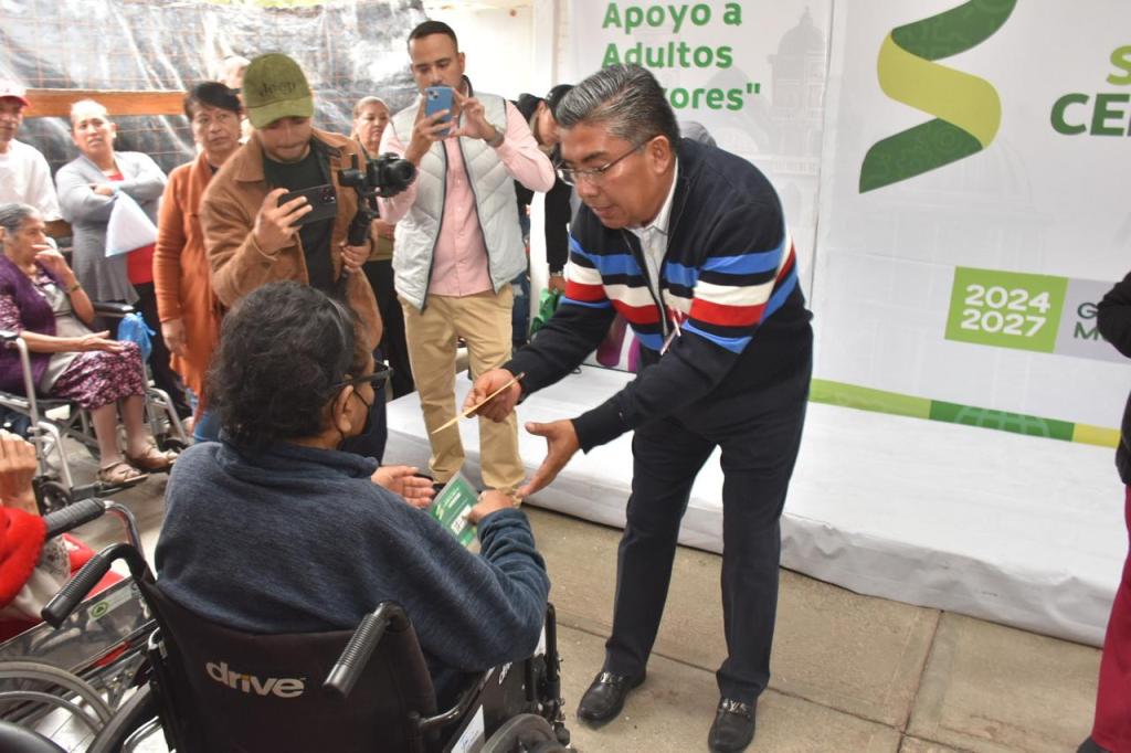 JUAN MANUEL NAVARRO RECORRE COLONIAS PARA LLEVAR APOYO ECONÓMICO A ADULTOS&nbsp;MAYORES