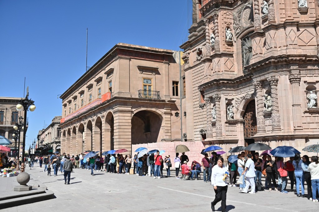 DE PLAZA A PLAZA, LA FILA PARA LOS BOLETOS DE LUISMI• Gran movilización de fans en Los Fundadores y&nbsp;Armas