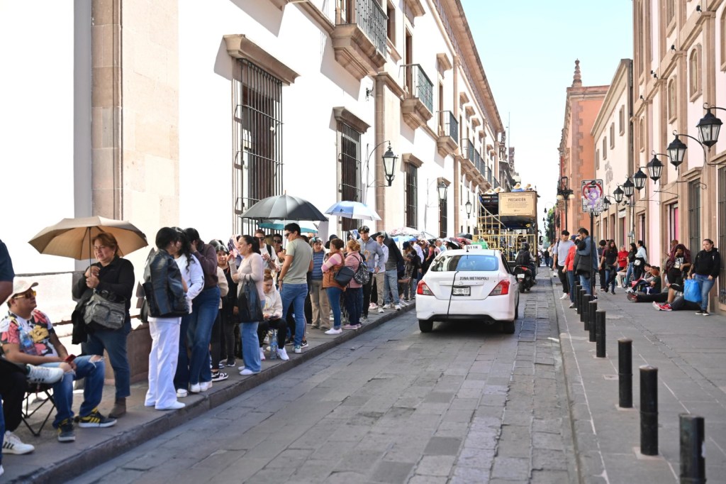 FANS DE LUIS MIGUEL LLENARON DE EMOCIÓN EL PALACIO DE&nbsp;GOBIERNO