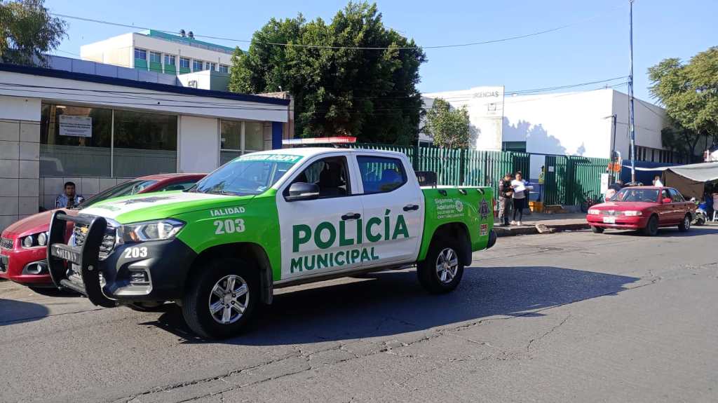 Un vehículo con una mujer en trabajo de parto fue acompañado por la policía vial de Soledad para garantizar su seguridad en el camino.