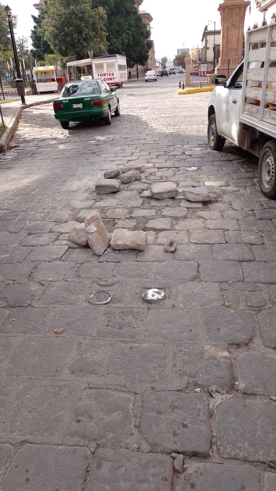 Gobierno de la Capital repara daño en adoquines de la avenida&nbsp;Juárez