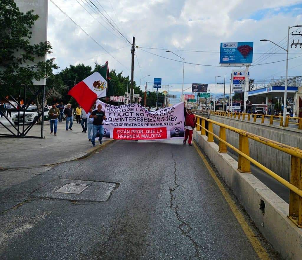 TAXISTAS SE MANIFIESTAN AFUERA DE LA SCT PIDEN DESTITUCION DE LA&nbsp;TITULAR
