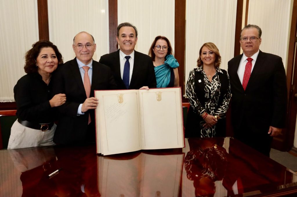 Cabildo conmemora Aniversario 432 de Fundación de SLP; Alcalde Galindo nombra visitante distinguido a Fernando de la&nbsp;Mora