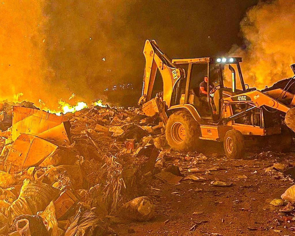 AUTORIDADES MUNICIPALES ATIENDEN INCENDIO EN BASURERO DE LA CABECERA DE&nbsp;VDR