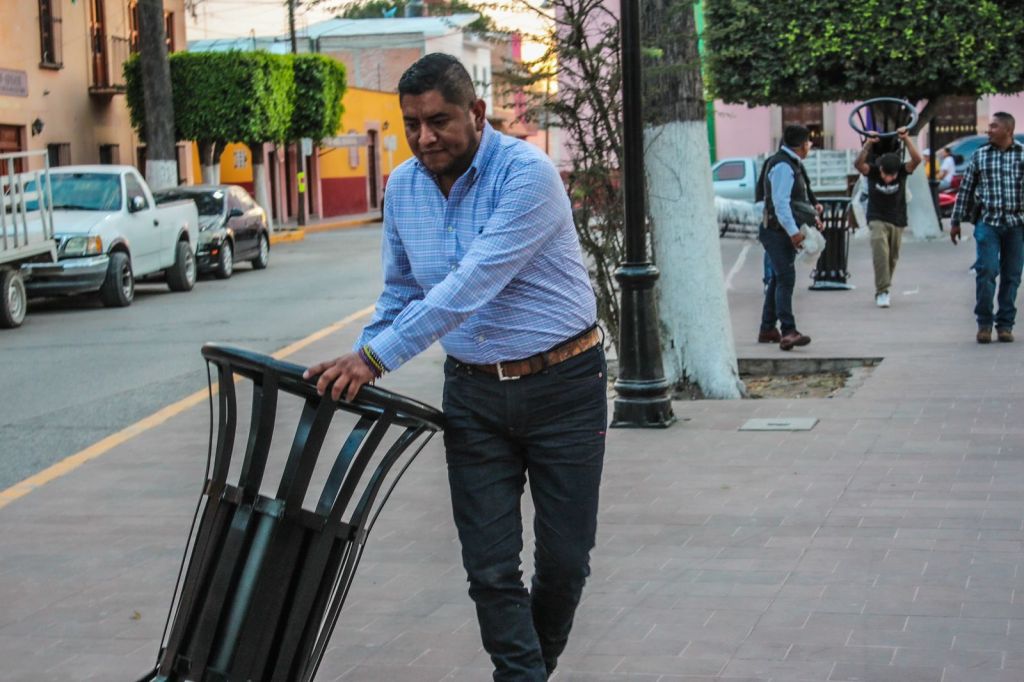 ISMAEL HERNÁNDEZ, COLOCA NUEVOS CONTENEDORES DE BASURA EN EL JARDÍN&nbsp;PRINCIPAL