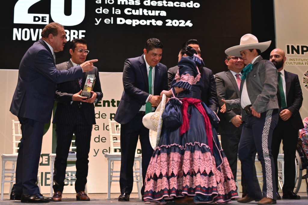RICARDO GALLARDO ENTREGA PREMIOS CULTURALES Y DEPORTIVOS 20 DE&nbsp;NOVIEMBRE