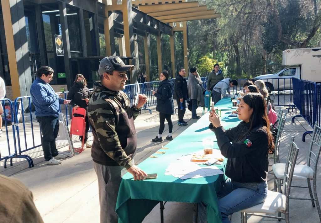 FANS DE LUIS MIGUEL FORMAN LARGAS FILAS PARA OBTENER LOS ÚLTIMOS&nbsp;BOLETOS