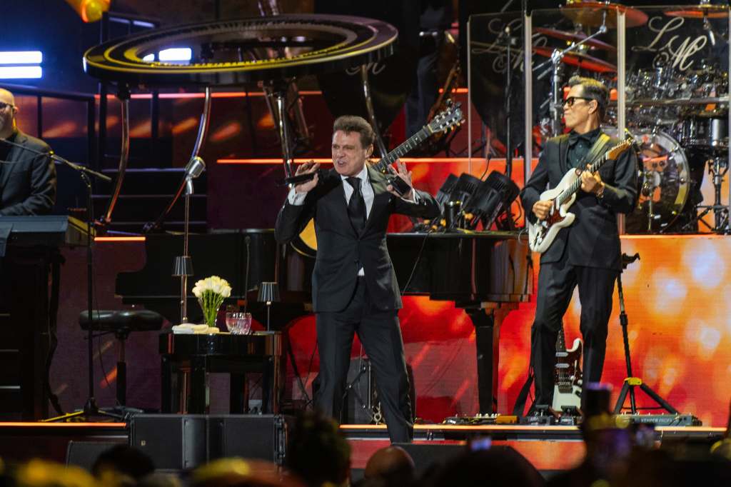 LUIS MIGUEL ENCIENDE LA ARENA POTOSÍ CON SUS MÁS GRANDES ÉXITOS 