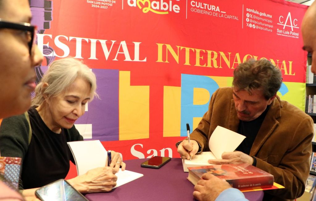 Cientos de admiradores se reúnen en la firma de libros de autores del XVII Festival Internacional Letras en San&nbsp;Luis