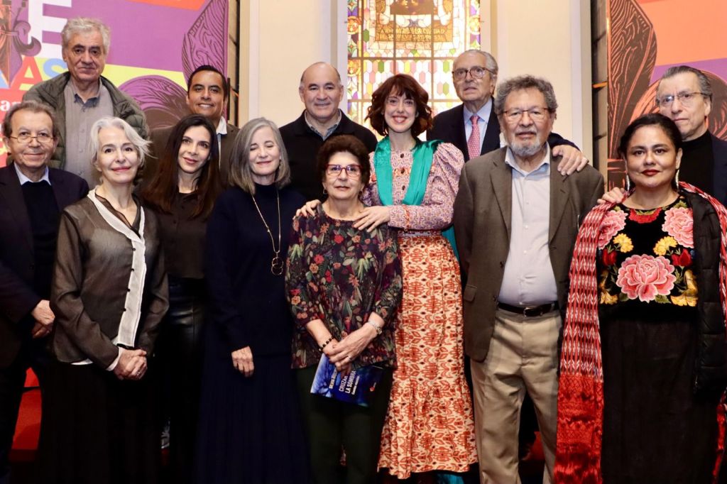 Alcalde Galindo entrega medalla conmemorativa a escritoras y escritores del XVII Festival Internacional Letras en San Luis