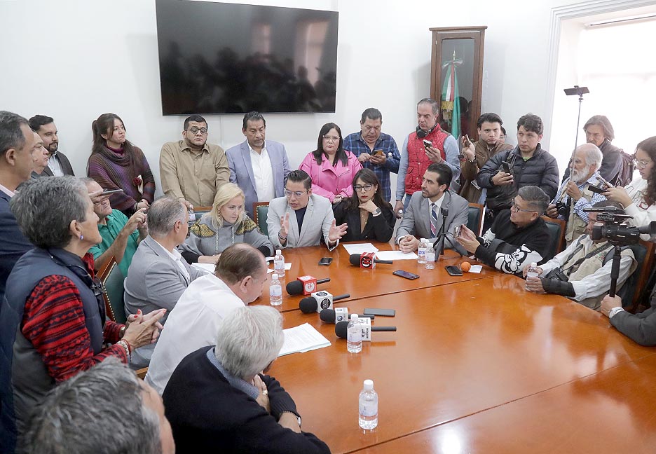 DIPUTADOS RECIBEN A ORGANIZACIONES CIUDADANAS INCONFORMES CON DIVERSOS RUBROS CONTENIDOS EN LA LEY DE INGRESOS 2025 DEL AYUNTAMIENTO DE LA CAPITAL, POR COBROS EXCESIVOS EN IMPUESTOS, SERVICIOS Y DERECHOS ASI COMO NUEVOS&nbsp;GRAVÁMENES