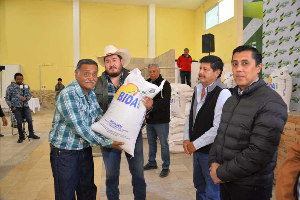 AYUNTAMIENTO SOLEDENSE CUMPLE AL SECTOR AGROPECUARIO Y ENTREGA MÁS PAQUETES DE&nbsp;SEMILLA