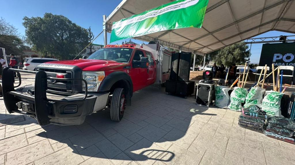 GOBIERNO ESTATAL ENTREGA APOYOS INVERNALES Y PARQUE VEHICULAR A&nbsp;CATORCE