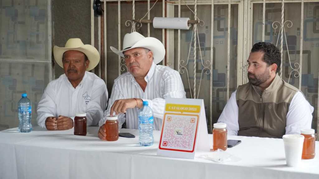 APICULTORES DE LA REGIÓN MEDIA RECIBEN MÁS APOYO DEL&nbsp;ESTADO