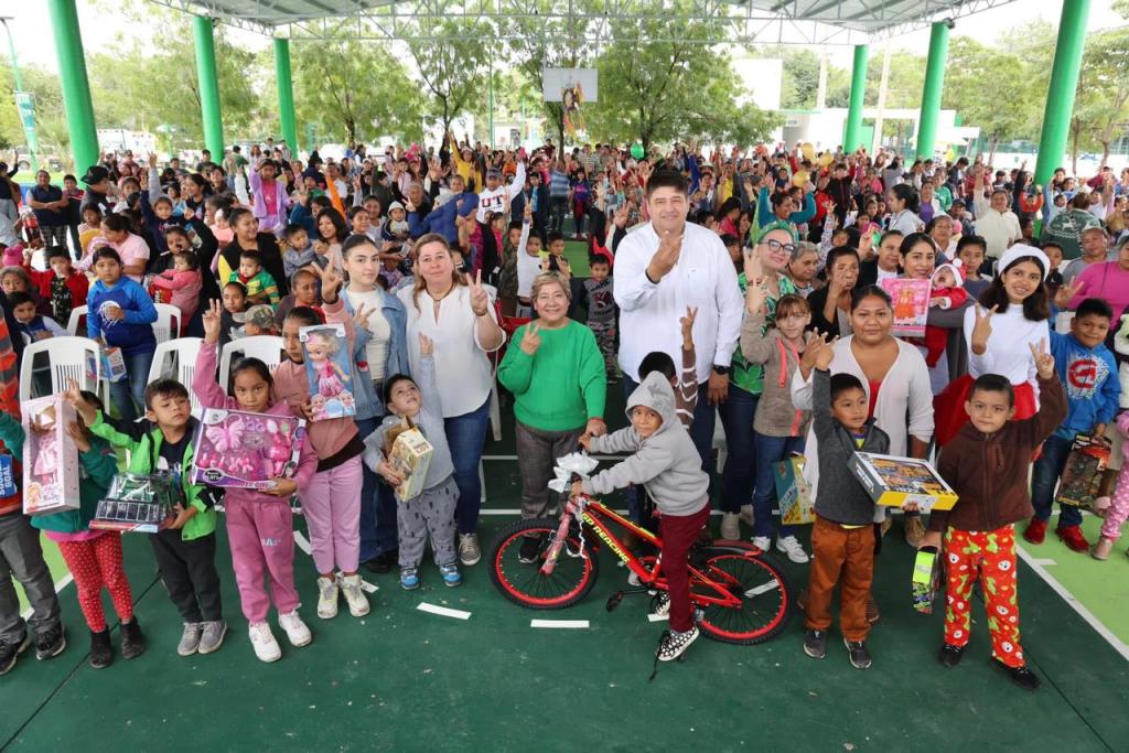 EN TANQUIÁN DE ESCOBEDO, NIÑAS Y NIÑOS RECIBEN LA MAGIA DE LA&nbsp;NAVIDAD