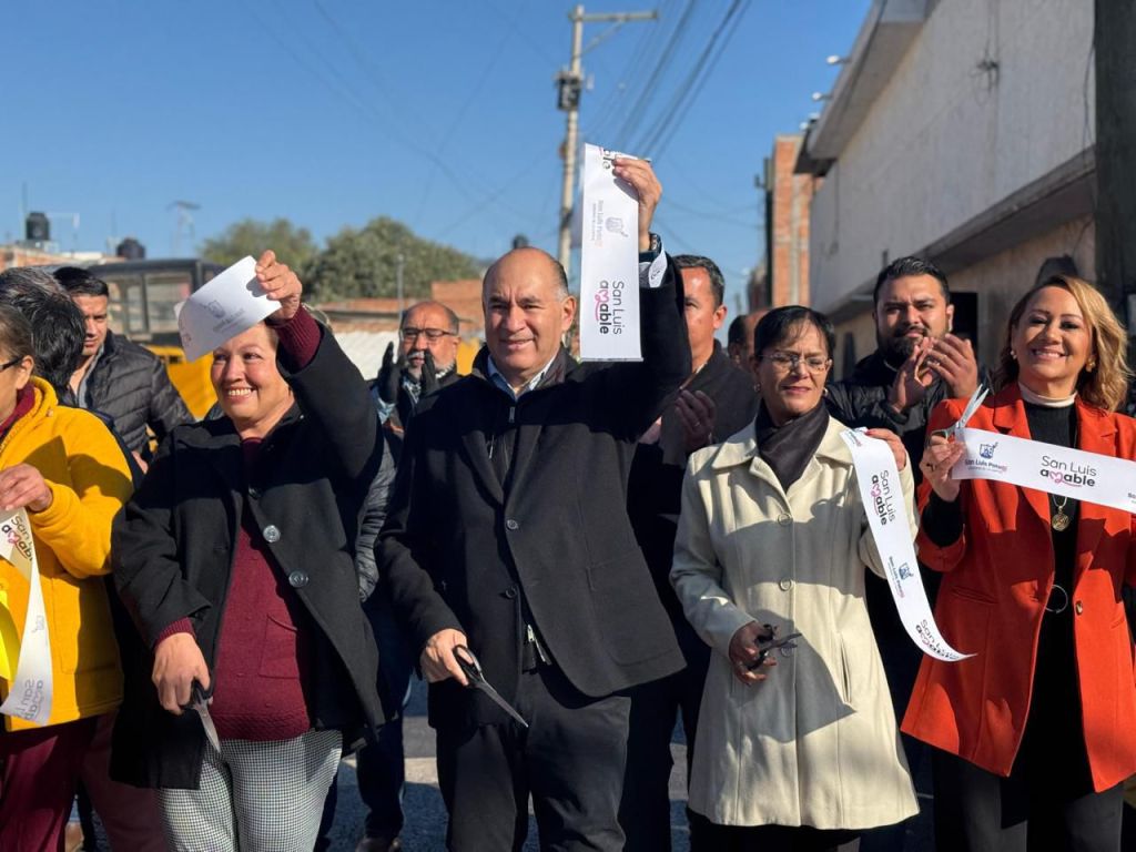 Alcalde Galindo transforma el entorno y la vida a habitantes de la Tercera Grande: entrega pavimento donde antes había&nbsp;terracería