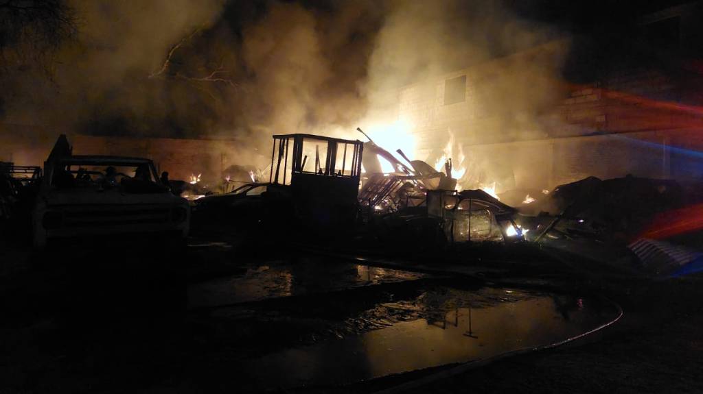 CUERPOS DE EMERGENCIA ATIENDEN INCENDIO DE TALLER MECÁNICO