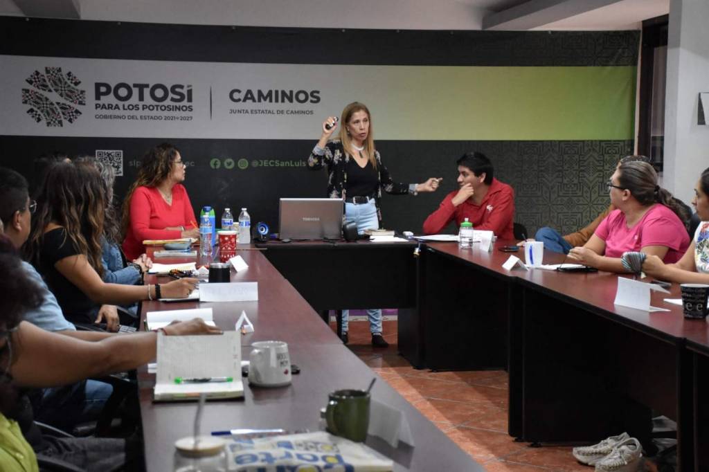 EJECUTIVO ESTATAL MANTIENE EN CONSTANTE FORMACIÓN A LAS Y LOS&nbsp;FUNCIONARIOS